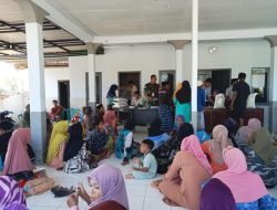 Babinsa Bantu Salurkan 398 Pangan Beras Kepada Masyarakat di Gadu Timur