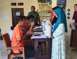 Babinsa di Sapudi Pastikan Penyaluran Pangan Beras CBP Tahap III Berjalan Lancar