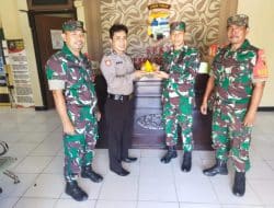 Sinergitas TNI di Hari Bhayangkara Polri, Danramil 09 Peragaan Potong Tumpeng Untuk Bhabinkamtibmas