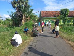 Babinsa dan MMD UB Karya Bakti Bersama Bersihkan Jalan Juga Balai Desa