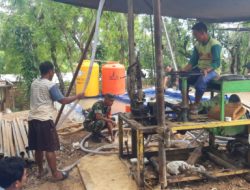 Babinsa Bantu Warga Batu Putih Daya Gali Sumur Bor
