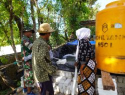 Relawan Lansia di Batuputih Daya Ikut Bantu Bangun Sumur Bor Bersama Babinsa