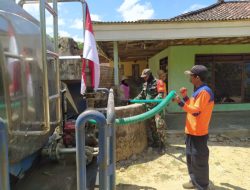 Sigap, Babinsa Bantu Pendistribusian Air Bersih Warga Pasongsongan