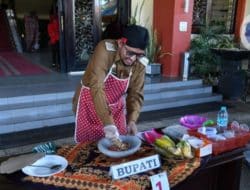 Unik, HUT RI Pemkab Sumenep Gelar Lomba Lelang  Racik Rujak