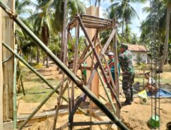 Babinsa Dungkek Bantu Warga Bangun Tandon Air