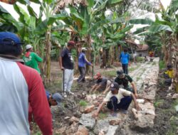 Babinsa Pragaan Semangat Bangun Makadam bersama Masyarakat