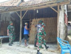 Kiprah Babinsa Bantu Renovasi Rumah Warga di Pragaan Laok