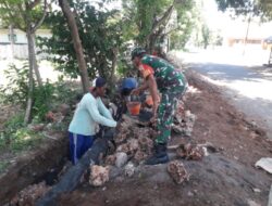Bangun Semangat Kebersamaan,  Babinsa Koramil 20 Sapudi Bersama Warga Karya Bakti pembuatan Drainase