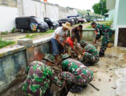 Cegah Banjir dan Sarang Nyamuk, TNI dan Masyarakat Gotong royong Bersihkan Saluran Drainase