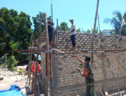 TNI Bantu Warga Giligenting Bangun Rumah