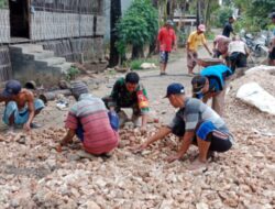 TNI bersama Masyarakat Gotong Royong Perbaiki Jalan Rusak di Sentol Daya