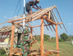 TNI Bantu Masyarakat Bangun Saung di Sawah