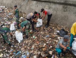 TNI-Polri di Sumenep Karya Bhakti Bersihkan Masjid Pantai dan Pelabuhan Talango