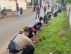 TNI-Polri Gelar Karya Bakti Bersihkan Sampah di Pasar