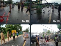 Seorang Janda Desa Nambakor Meratapi Rumahnya Disapu Angin Puting Beliung, Polisi dan TNI Mengevakuasi