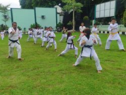Latih Anak-Anak Bela Diri Karate, Danposramil Batuan : Pembinaan Harus dari Usia Muda