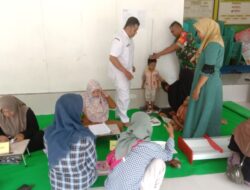 Cegah Stunting, TNI Dampingi Kegiatan Posyandu di Kebundadap Barat