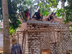 TNI Bantu Warga Membangun Rumah, Serma Kusfandi : Apa Saja Dibutuhkan Rakyat, Kami Selalu Siap