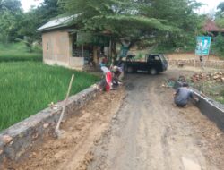 Karya Bhakti Babinsa dan Warga Ketawang Karay Perbaiki Akses Jalan