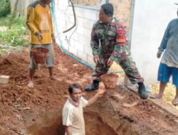 Babinsa Bantu Buat Septic Tank Standar Kesehatan di Banaresep Timur