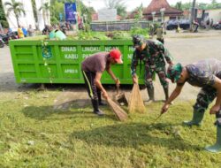 Pasca Hujan, TNI di Ganding Gotong Royong Bersihkan Fasilitas Umum