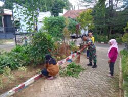 TNI Bantu Bersih-bersih di Halaman Kecamatan Kota Sumenep