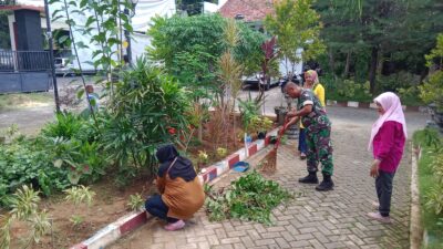 TNI Bantu Bersih-bersih di Halaman Kecamatan Kota Sumenep