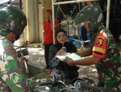 TNI Bagikan Ratusan Nasi Kotak ke Warga Tak Mampu di Jum’at Berkah
