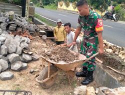 Warga dan TNI Gotong Royong Perbaiki Saluran Drainase di Rubaru