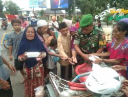 Anggota Kodim Sumenep Bagi Takjil Untuk Masyarakat Kurang Mampu