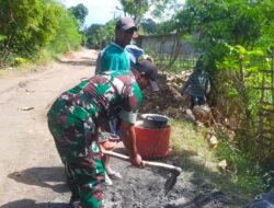 Peduli Warga, Babinsa Karang Tengah Bantu Pembuatan Drainase