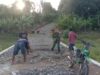 Perbarui Jalan Desa, TNI dan Warga Kerja bakti Ratakan Batu Kerikil di Desa Talang