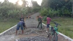 Perbarui Jalan Desa, TNI dan Warga Kerja bakti Ratakan Batu Kerikil di Desa Talang
