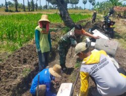 Babinsa Bantu Bangun Saluran Irigasi, Mudahkan Petani Dapat Pasokan Air