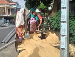 Peduli Warganya, Babinsa Bantu Menurunkan Pasir