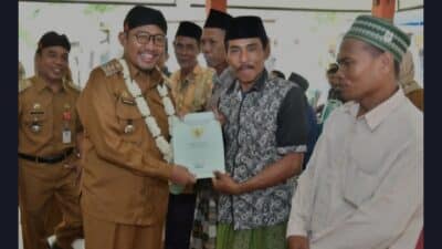 Bupati Sumenep Serahkan Ratusan Sertifikat Tanah Gratis Nelayan di Dungkek