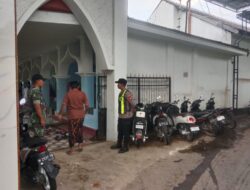 Babinsa Bersinergi dengan Personil Polsek Bluto Dalam Pengamanan Sholat Idul Adha 1445 H di Masjid Nurul Amin