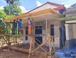 Pasang Lisplank Pada RTLH, TNI dan Warga Kebut Pelaksanaannya