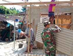 Asbes Penutup Atap Teras RTLH Abdul Rahmad Mulai Terpasang