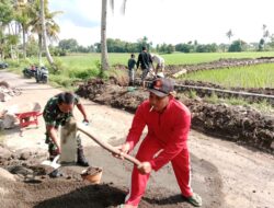 Babinsa Moncek Tengah Membantu Warga Bangun Drainase Parit Jalan