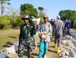 Satgas TMMD 121 dan Masyarakat Kerjakan Jalan Makadam