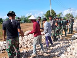 Wujud Kemanunggalan TNI dan Rakyat, Satgas TMMD Kodim 0827/Sumenep Gotong Royong Angkat Batu Untuk Pembangunan Jalan Rabat