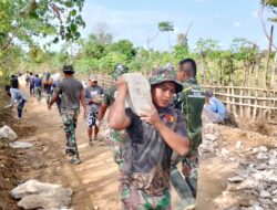 Loyalitas TNI dan Warga Angkat Batu Seperti Angkat Barbel Bangun jalan Rabat