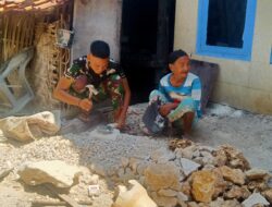 Aksi Sosial Satgas TMMD, Bantu Warga Pecahkan Batu