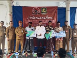 Bupati Achmad Fauzi Serahkan Program Jaminan Sosial Kepada Para Nelayan Pesisir