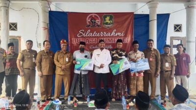 Bupati Achmad Fauzi Serahkan Program Jaminan Sosial Kepada Para Nelayan Pesisir