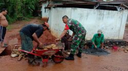 Gotong Royong Babinsa Bersama Warga Bangun Saluran Irigasi