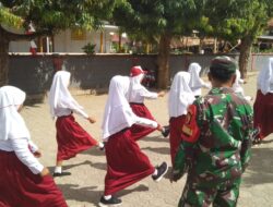 Tanamkan Disipilin, Babinsa Latih Baris-Berbaris Siswa SDN Gapura Tengah