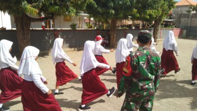 Tanamkan Disipilin, Babinsa Latih Baris-Berbaris Siswa SDN Gapura Tengah