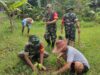 Babinsa Tanam Pohon Sukun Bersama Warga Batuputih Laok